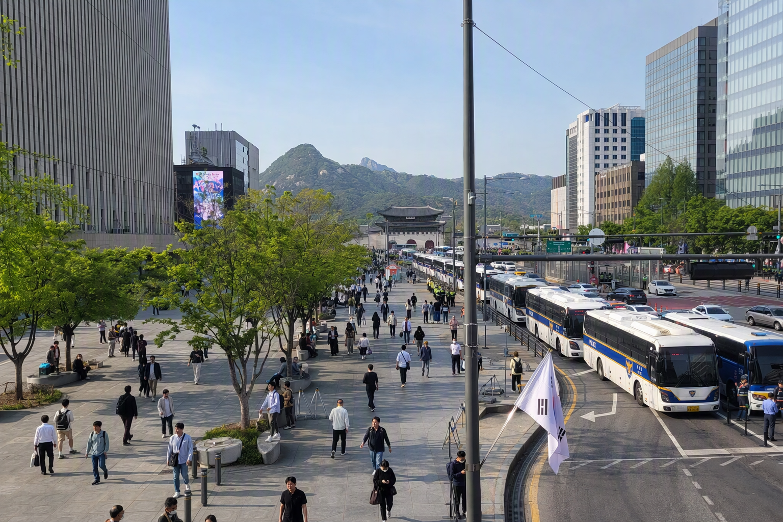 光線明亮、寫實風格嘅首爾寬闊大道，近公共廣場，有秩序嘅人羣，遠處見到警察巴士，畫面無可讀標語或文字