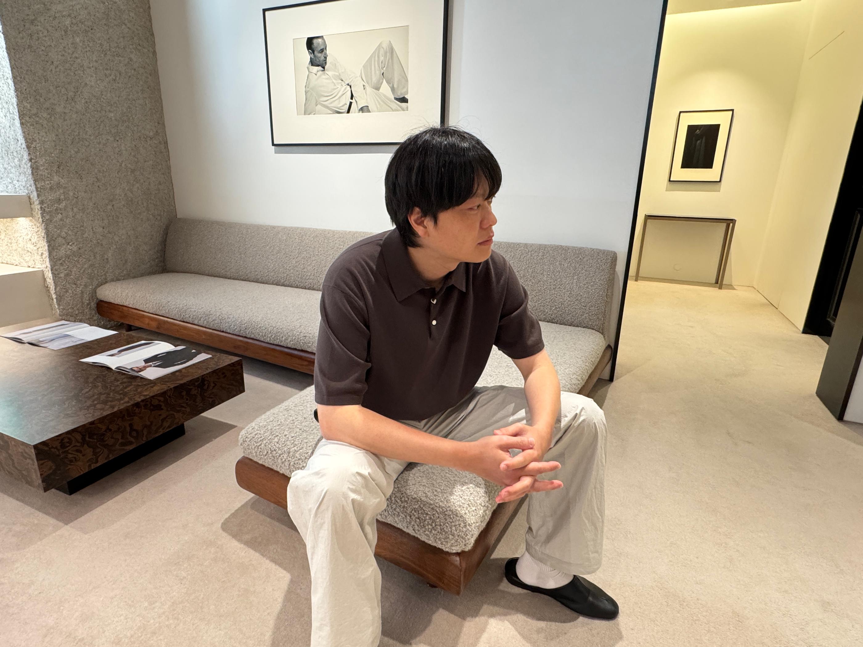 深啡Polo恤與米白長褲穿搭細節，展現休閒中帶少少正式感