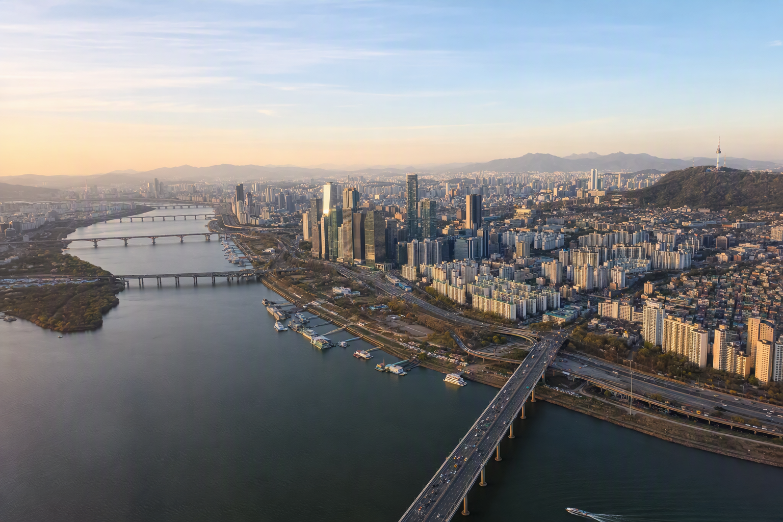 從高處俯瞰首爾的明亮鮮豔寫實景色,可見漢江、橋樑、玻璃高樓、群山與柔和晨光,無文字