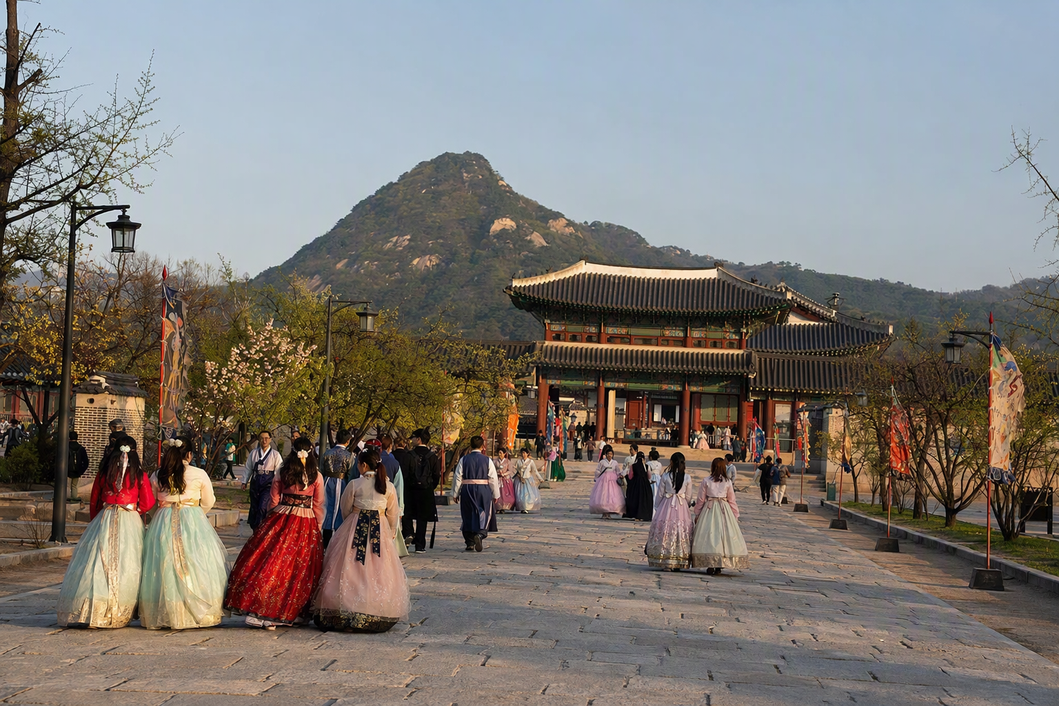 日出時分景福宮庭院的明亮鮮豔寫實景色,後方有群山,旅客穿著繽紛韓服,無韓文文字