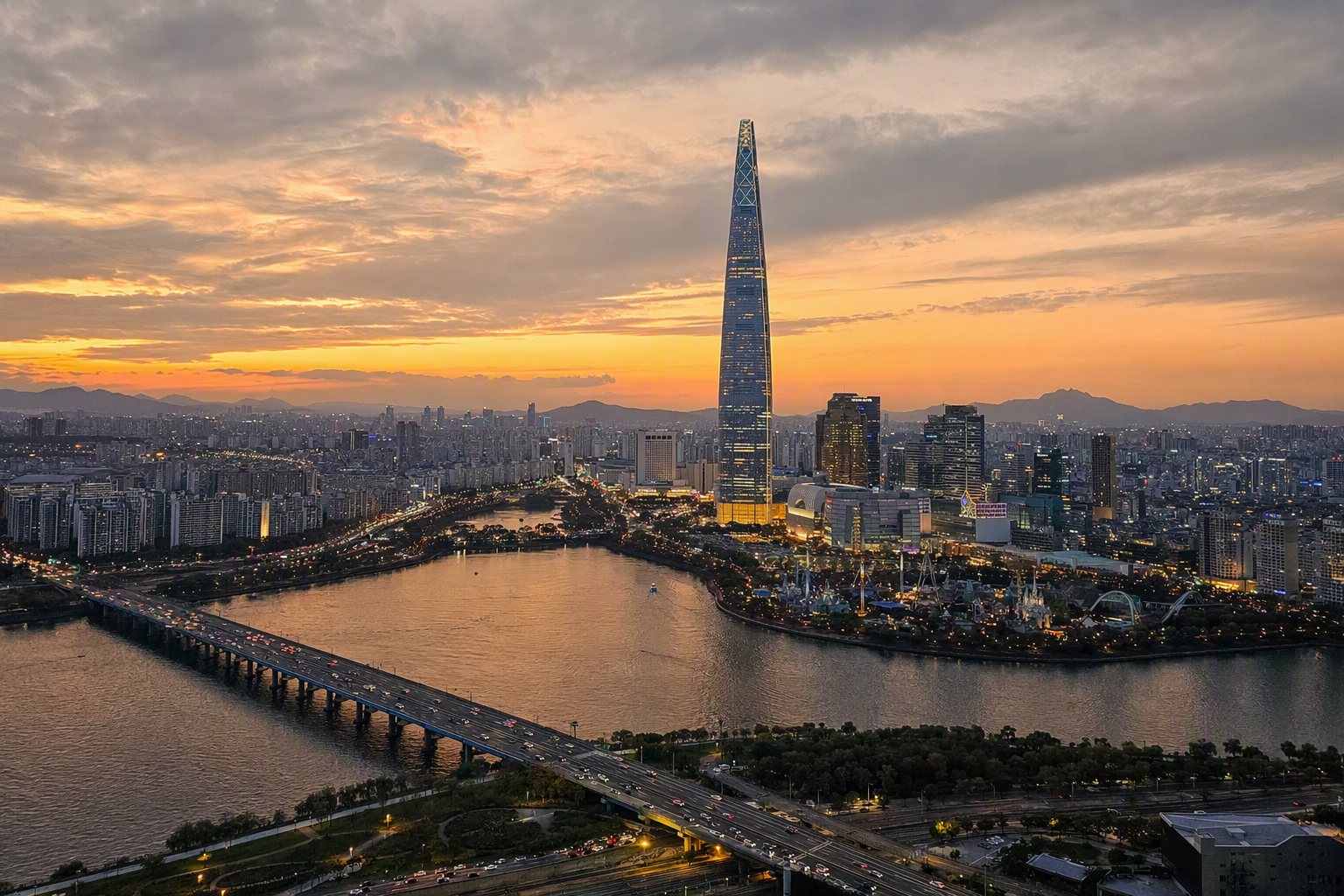 明亮鮮豔、寫實風的夕陽天際線景觀,可見蠶室與漢江上方的樂天世界塔,無韓文文字