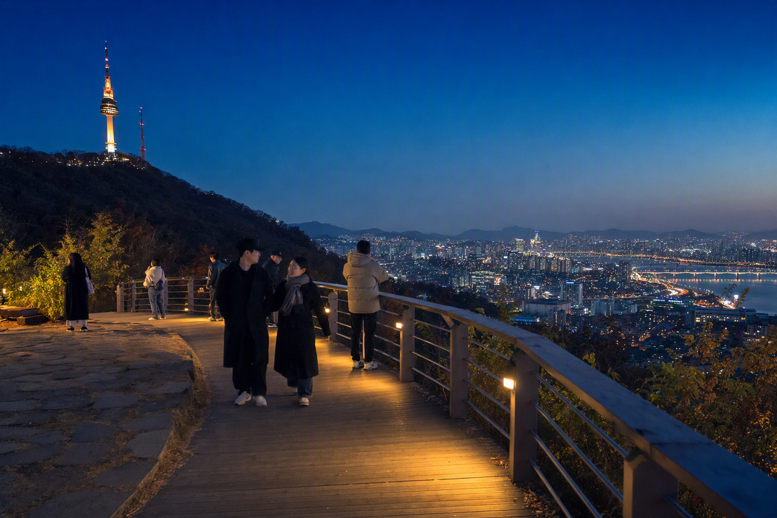 南山藍調時刻的明亮鮮豔寫實景色,可見 N 首爾塔與城市燈光、情侶散步,無韓文文字