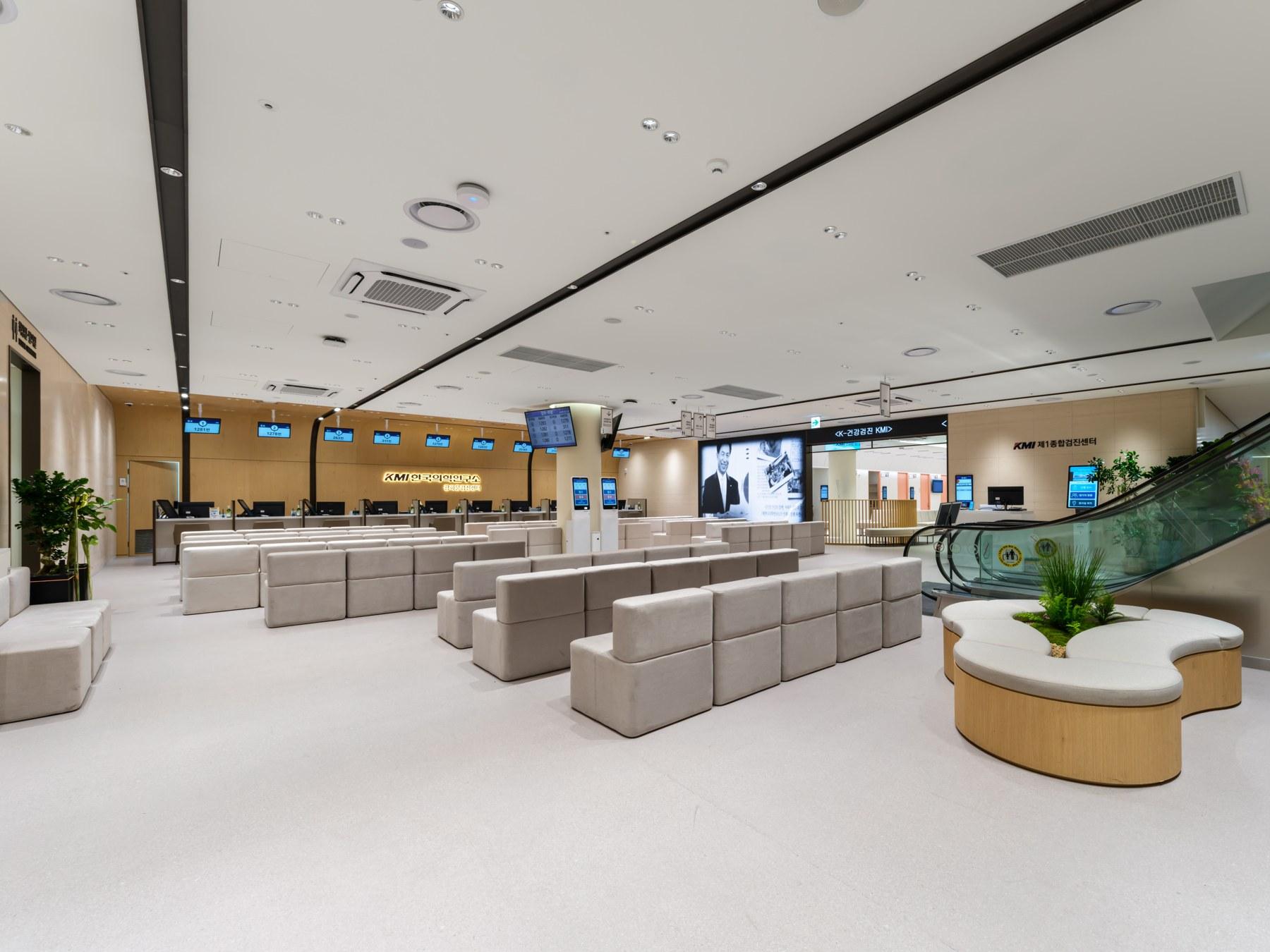 Spacious KMI Gwanghwamun lobby and waiting area