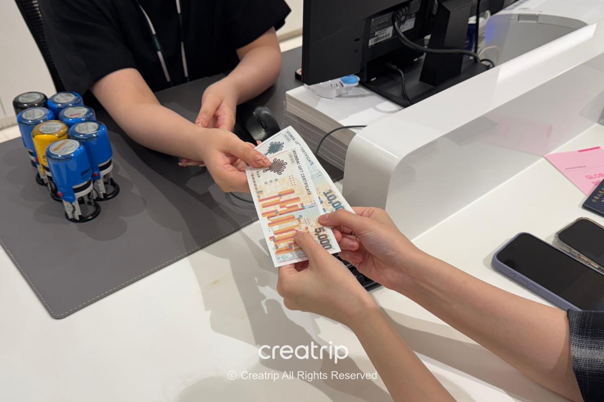 Hyundai Department Store Sinchon Branch promotion notice: spend KRW 300,000 and get a 5% gift voucher