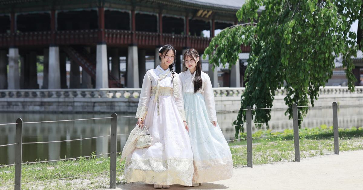 Jin Hanbok | Right in front of Exit 4 of Gyeongbokgung Station, premium hanbok by a 30-year master artisan