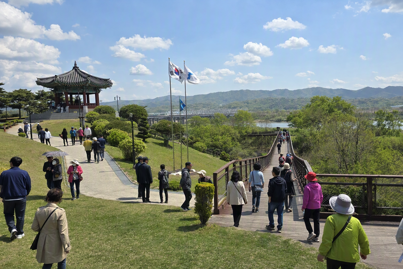 臨津閣和平公園的明亮鮮豔寫實景觀,可見開闊草地、象徵性的橋樑結構,旅客在晴朗天空下散步,氛圍平和寧靜