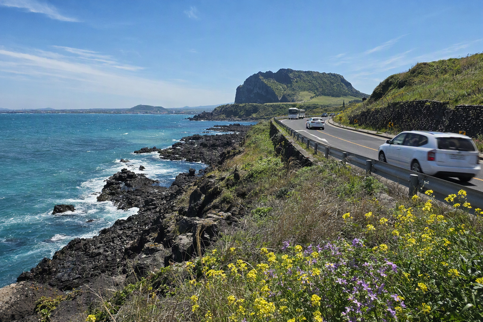 明亮鮮豔、擬真風格的濟州海岸線，有火山峭壁、碧綠海水、野花、蜿蜒道路與晴朗藍天，無韓文文字