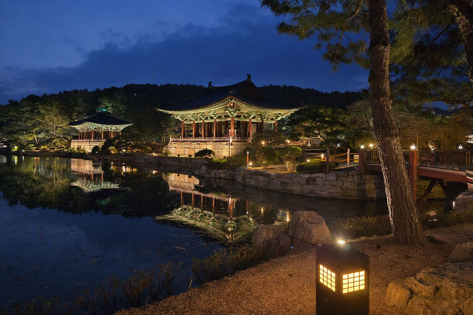 慶州東宮與月池的明亮鮮豔、寫實風夜景，可見倒影、燈籠光暈、平靜水面，無可見文字