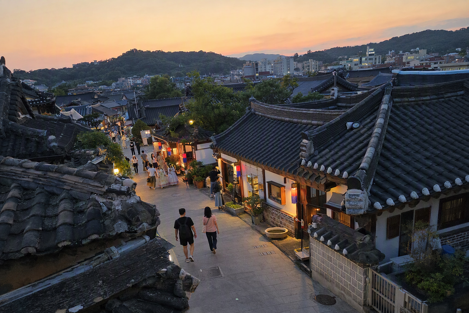 黃昏金色時刻的全州韓屋村屋頂明亮鮮活、照片寫實風景，旅客走在狹窄巷弄中，溫暖燈籠光，無可見文字