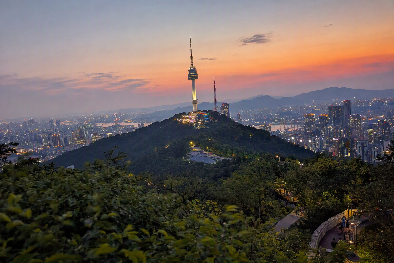 夕陽下的 N 首爾塔,位於首爾天際線上方的綠色山丘,城市燈光開始亮起,色彩明亮鮮豔、寫實風格,無可見文字