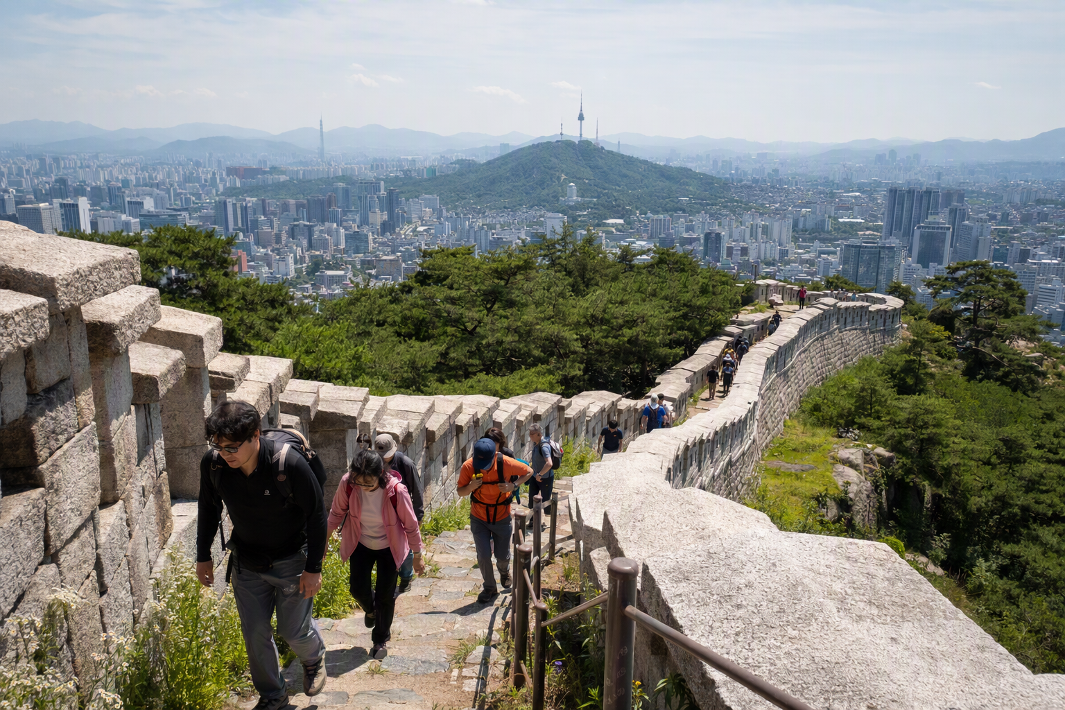 位於山稜上的明亮鮮豔寫實風首爾城牆步道,石造城牆,登山客,全景城市視野,晴朗藍天,無可見文字