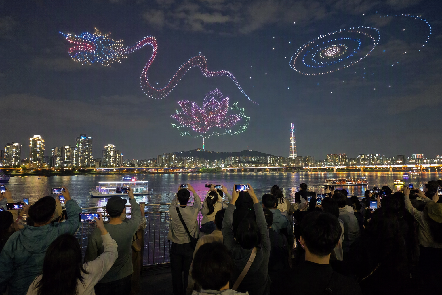 夜晚漢江上空的無人機燈光秀,色彩繽紛的圖形在天空中,首爾天際線倒影映在水面,前景是興奮人群的剪影