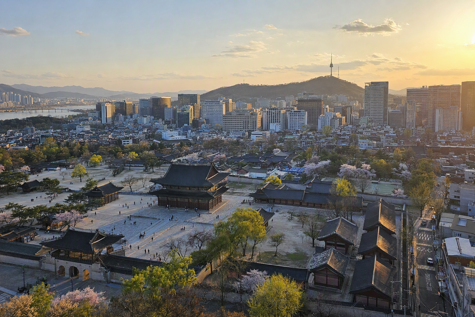 黃金時刻的首爾市中心明亮鮮豔、寫實全景照,前景是王宮屋頂,遠處可見南山塔,春季樹木與晴朗天空