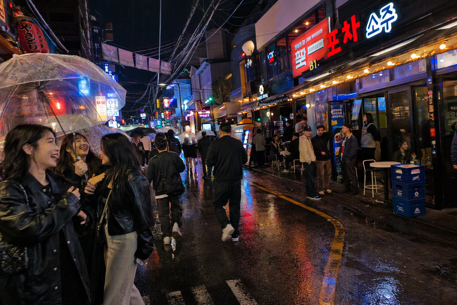充滿活力、寫實風格的首爾夜生活街景，霓虹燈、時髦人潮、酒吧與夜店，雨後路面反光，氛圍熱鬧但安全，無文字