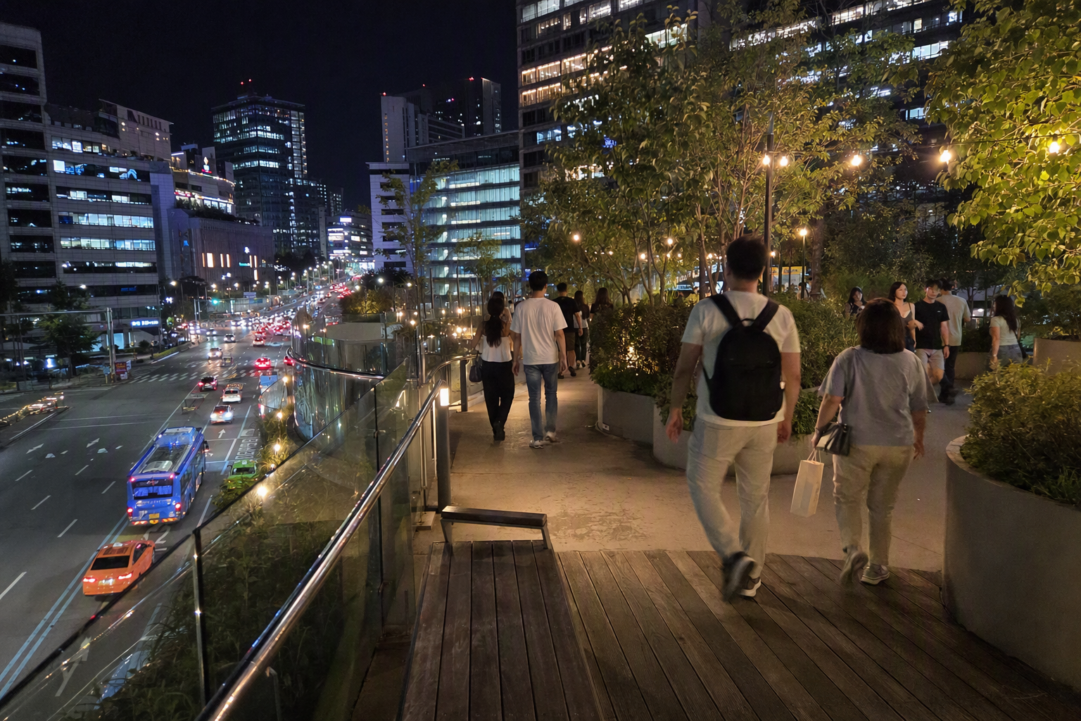 首爾逼真明亮的高架夜間步道, 有花園景觀, 下方車流, 溫暖燈光與現代建築, 旅客悠閒散步, 無文字