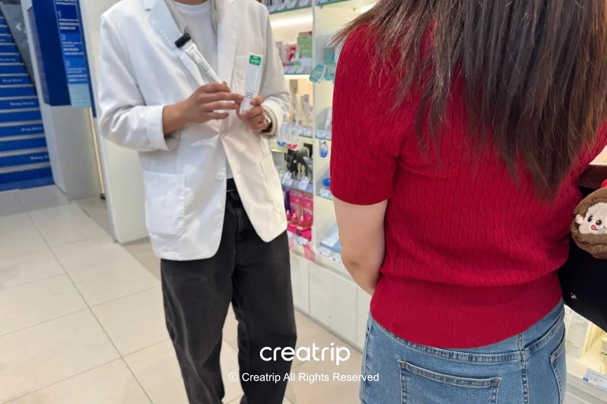 藥局裡穿著白袍的職員和小編正在聊產品的樣子