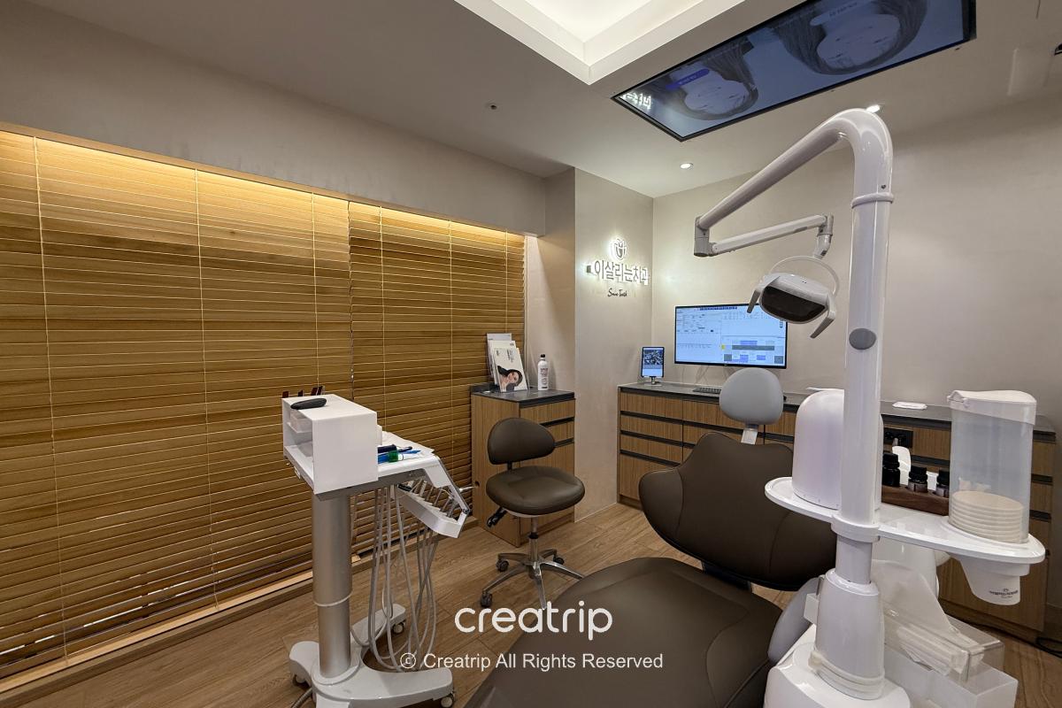 Dental treatment chair and equipment