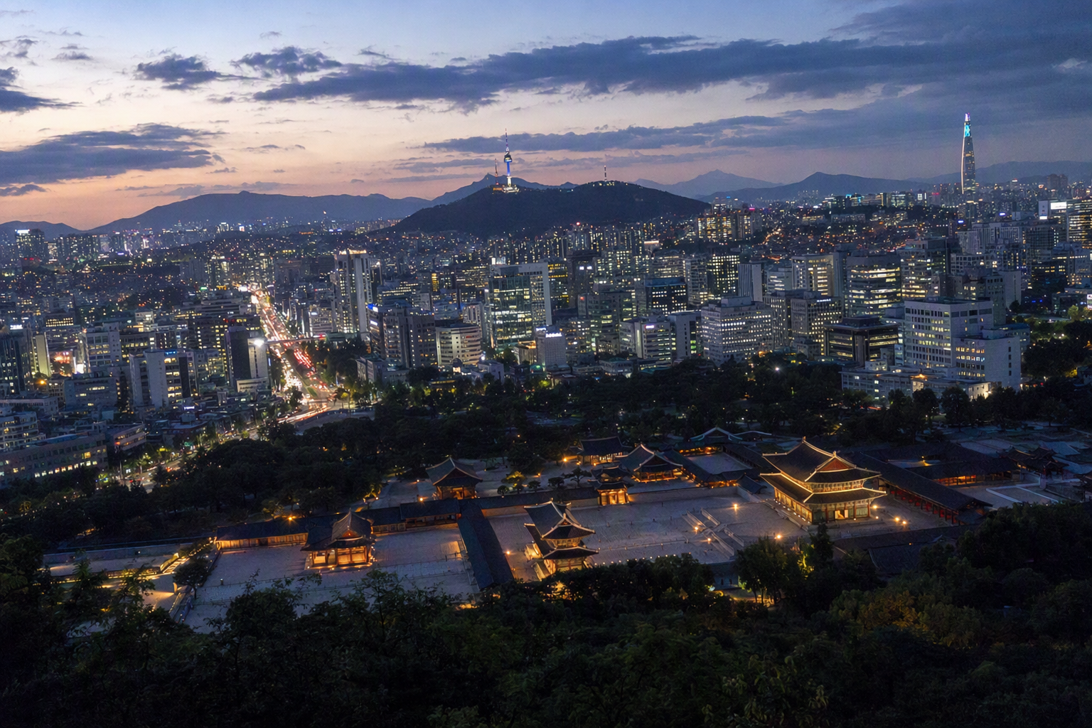 明亮、充滿活力、照片級寫實的首爾天際線景色，包含宮殿、現代高樓、翠綠山景與夜晚城市燈光，無可見文字