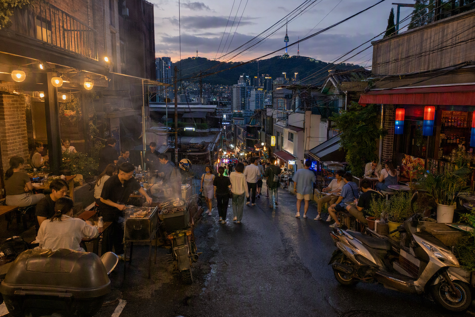 明亮、充滿活力、寫實風格的梨泰院街景，有多元餐廳、放鬆的夜晚氛圍、山坡城市景觀，畫面中沒有可辨識的文字