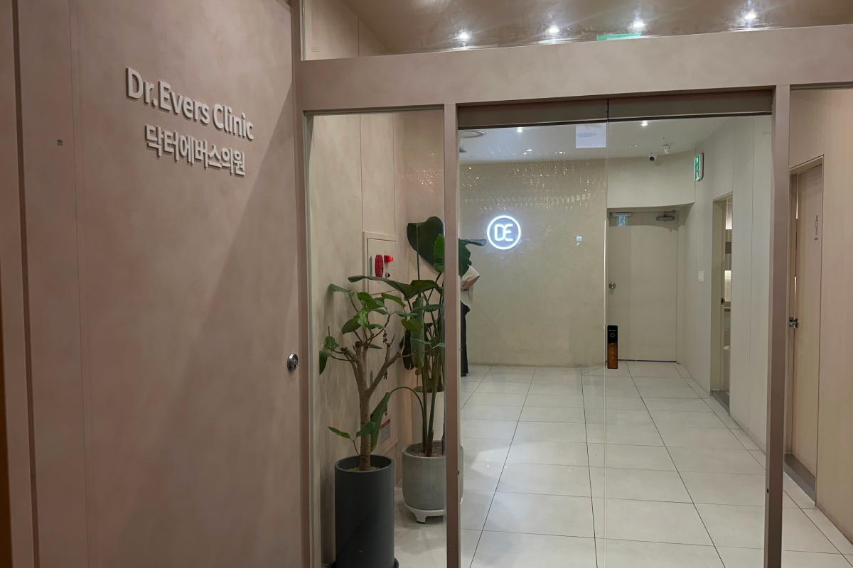 Clinic entrance corridor after arriving on the seventh floor