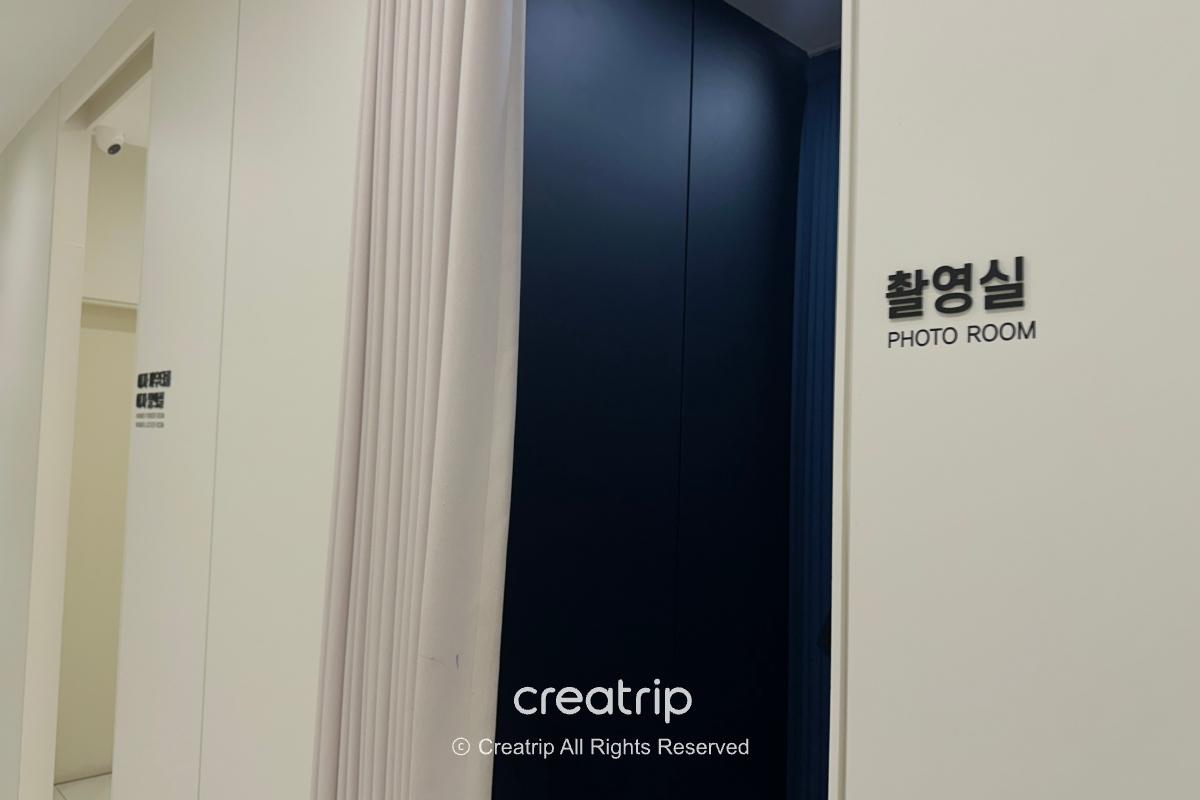 Door labeled photo room inside the clinic