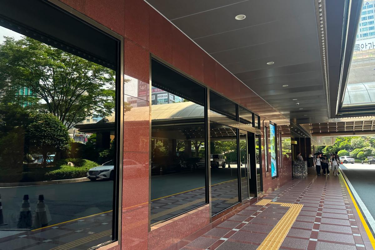 Covered walkway outside Lotte Hotel Busan