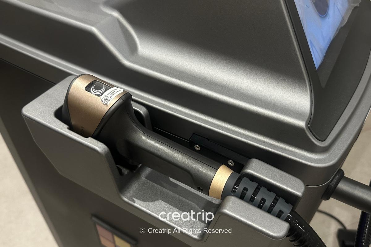 Clinic imaging device with chin rest and camera housing