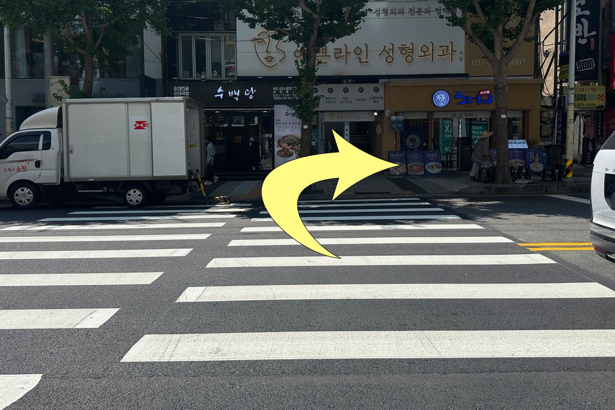 Crosswalk with an arrow showing where to turn right