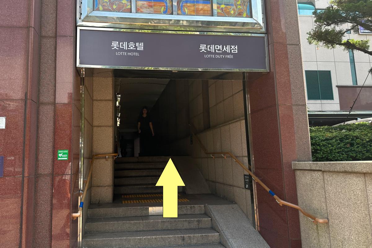 Entrance to Lotte Hotel Busan with arrow pointing inside