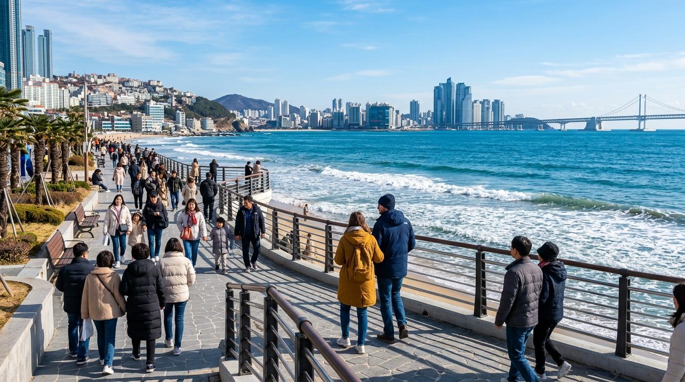 12月釜山海邊步道,明亮鮮明、寫實風格,和煦陽光、海浪、旅客著輕便冬季外套,畫面無文字