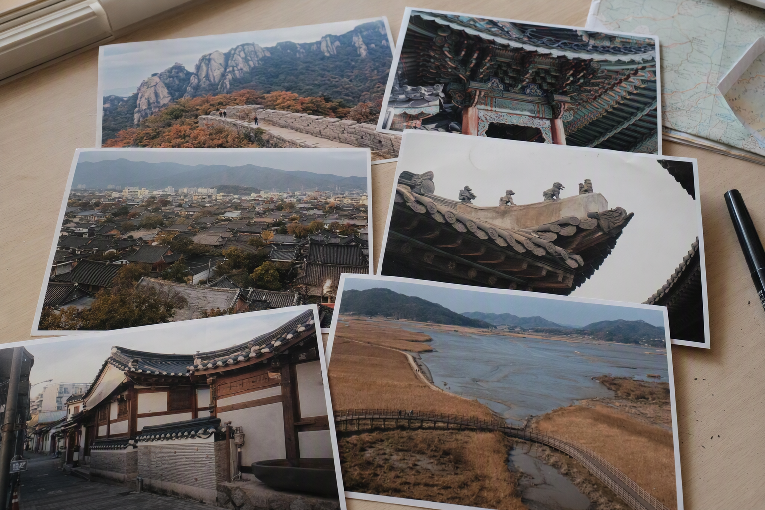 明亮、寫實拼貼風旅行場景，展示韓國城牆、山嶽國立公園、韓屋村屋頂、濕地蘆葦同寺廟屋檐細節
