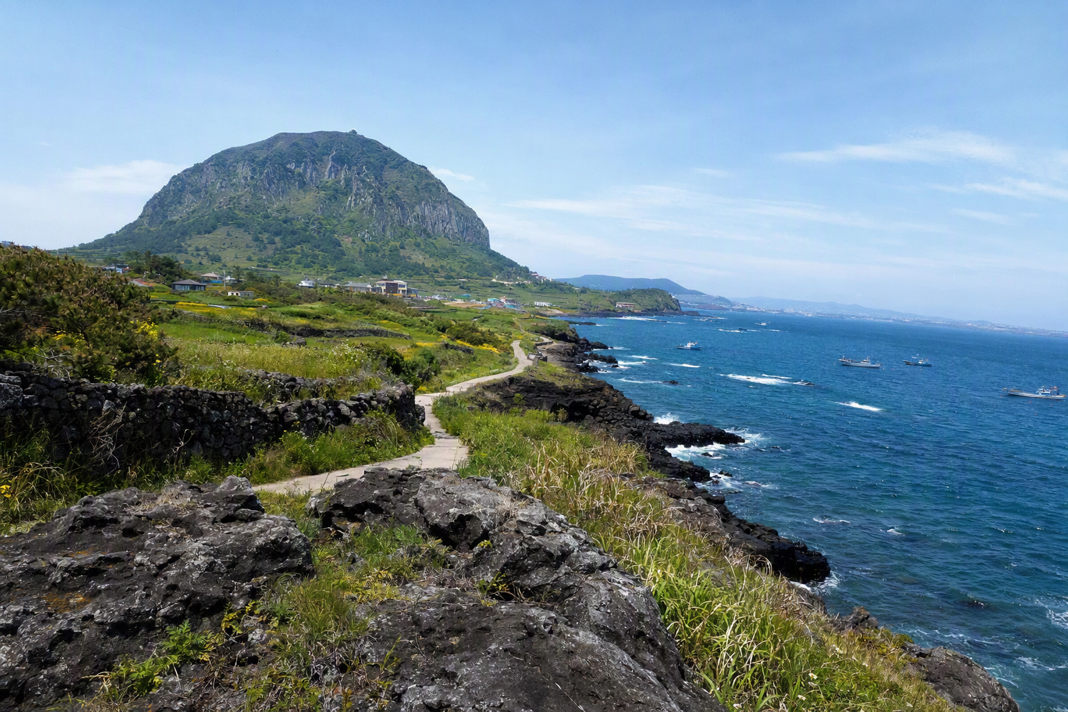 明亮寫實風格嘅濟州島火山地貌，黑色玄武巖海岸、藍色海面、綠色田野、遠處漢拏山、晴空萬裏，無文字