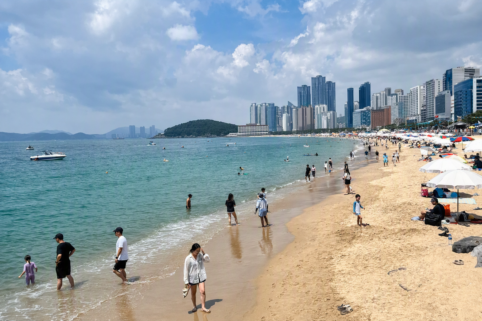明亮寫實風嘅釜山海岸線，有碧藍海水、城市天際線、沙灘、行緊街嘅人，陽光旅行氣氛，無文字