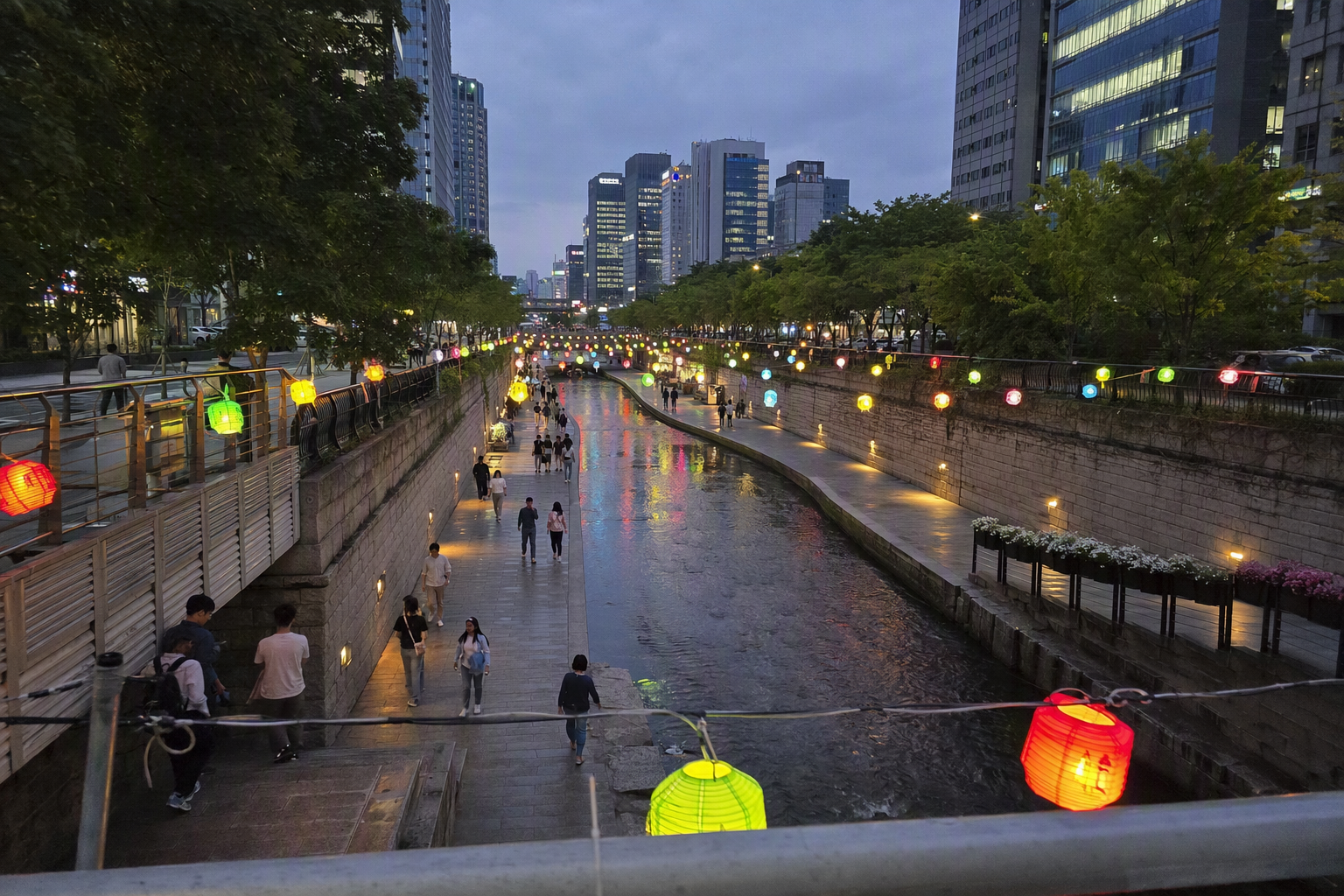 清溪川的鮮明寫實夜景，燈籠倒影映在水面上，行人走在石道，周邊是現代首爾建築，畫面中沒有可見的韓文文字