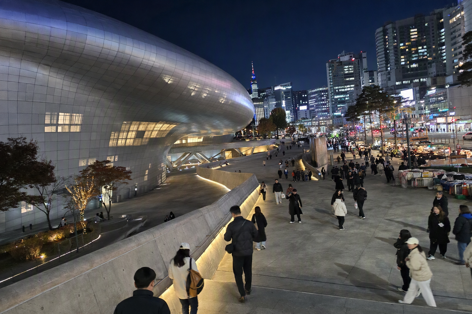 夜晚明亮鮮豔、寫實風格的東大門設計廣場，銀色未來感曲線建築，人們步行，附近有市場燈光，天空清澈，沒有韓文文字