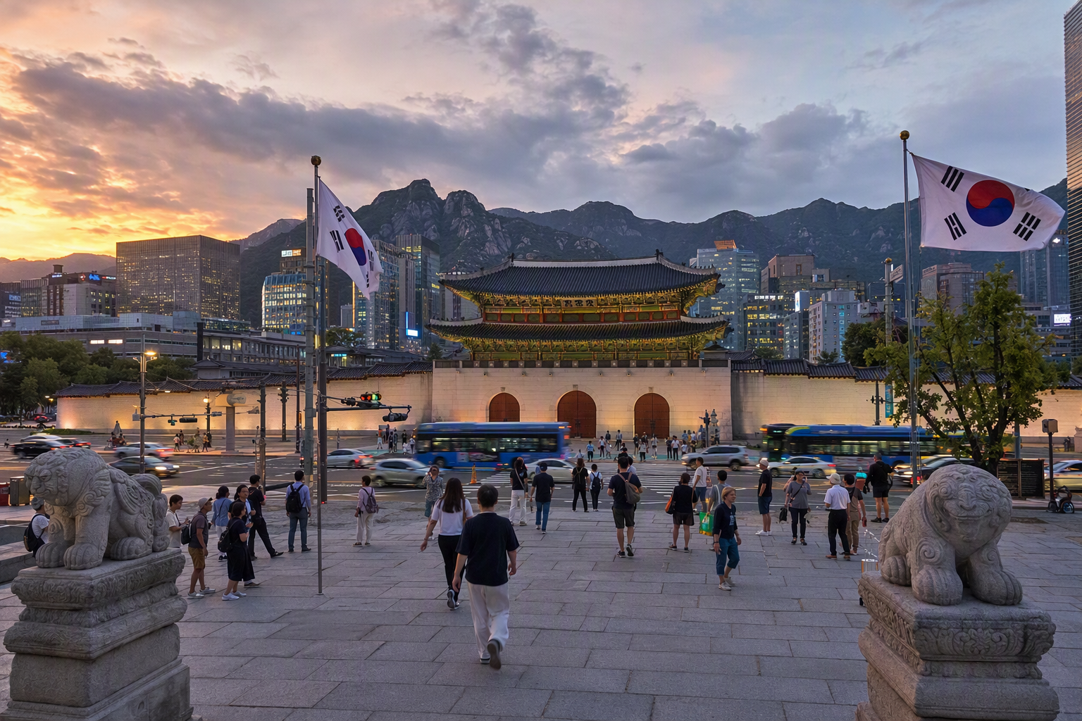 夕陽下首爾市中心明亮且充滿活力的寫實景色，前方是王宮大門，後方有現代玻璃高樓與柔和的山景背景，行人正在穿越