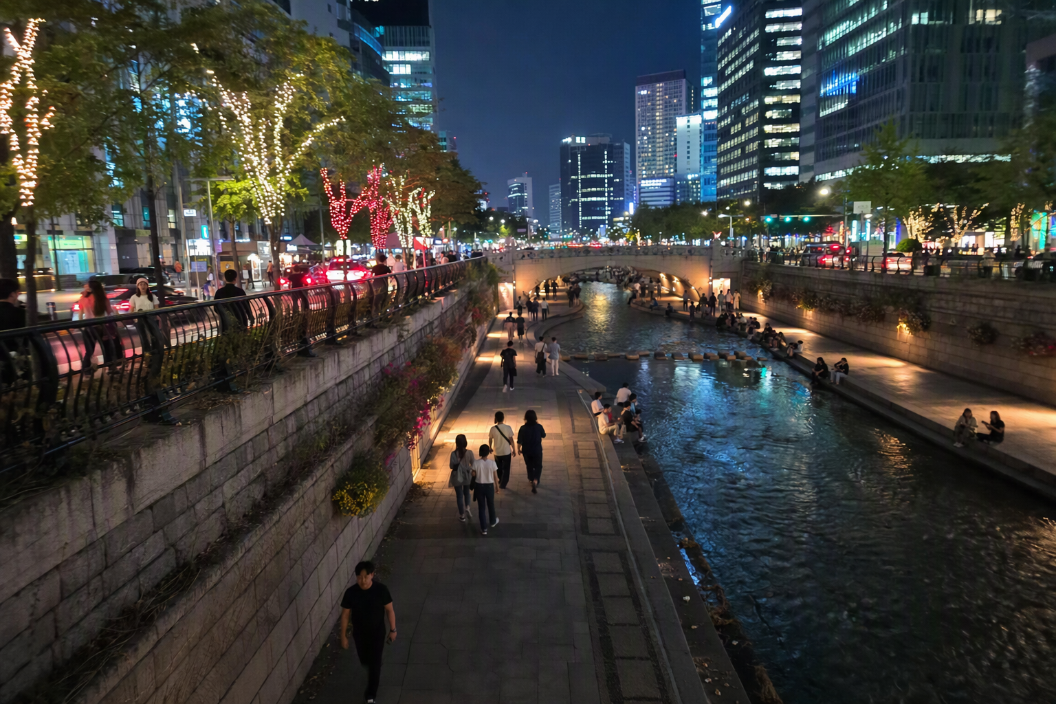 夜晚明亮且充滿活力、寫實風格的清溪川，柔和倒影，人們沿著水邊散步，上方是市中心建築與橋樑，沒有韓文文字