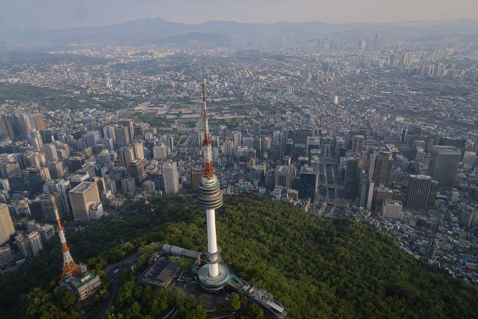 明亮鮮活、寫實風格的俯視旅遊地圖, 呈現首爾市中心街區、宮殿屋頂、購物街、河川溪流、山丘上的塔、地鐵