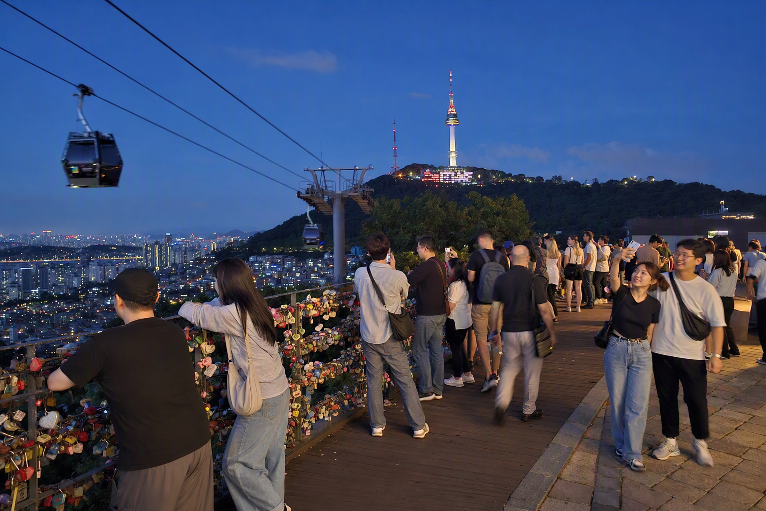 藍調時刻明亮鮮豔、擬真風格的南山首爾塔，纜車線穿過畫面，下方城市燈火，觀景點有情侶與旅人，無韓文文字