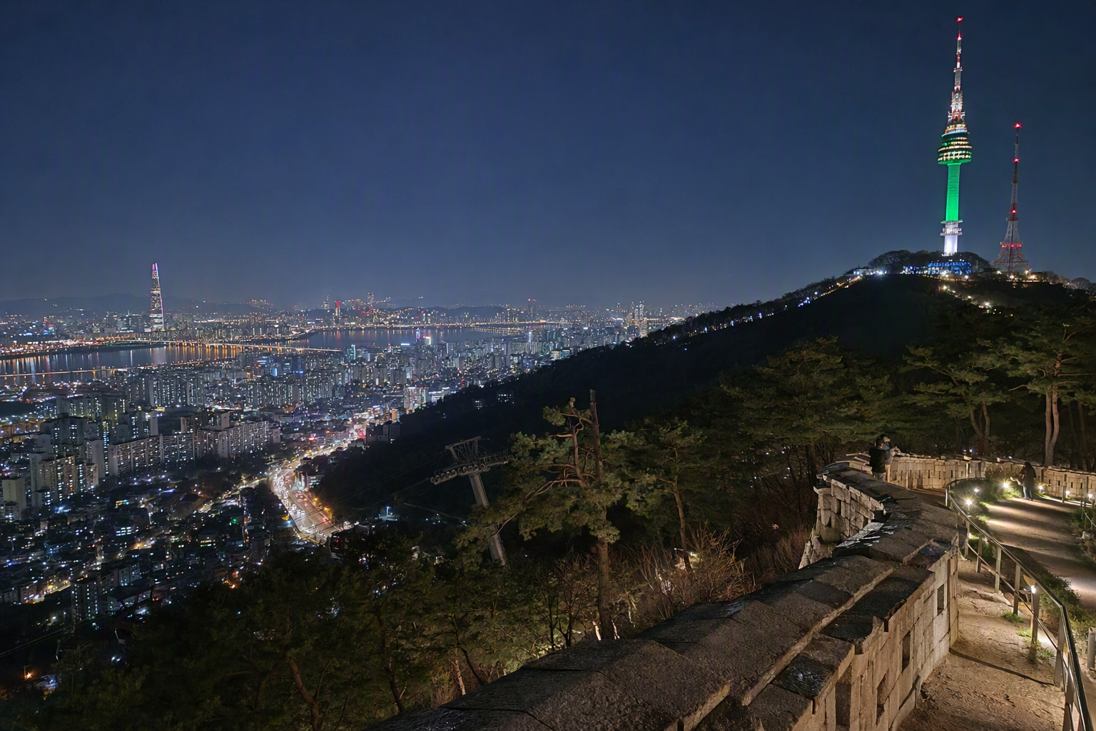 陽光明亮的寫實畫面, 從南山遠眺的首爾夜景天際線, 發光的塔身剪影與城市燈海, 晴朗夜空, 無可見文字