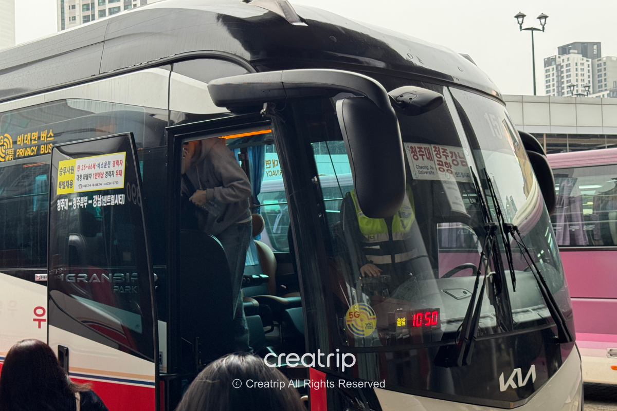 How to check in a suitcase in the express bus luggage compartment