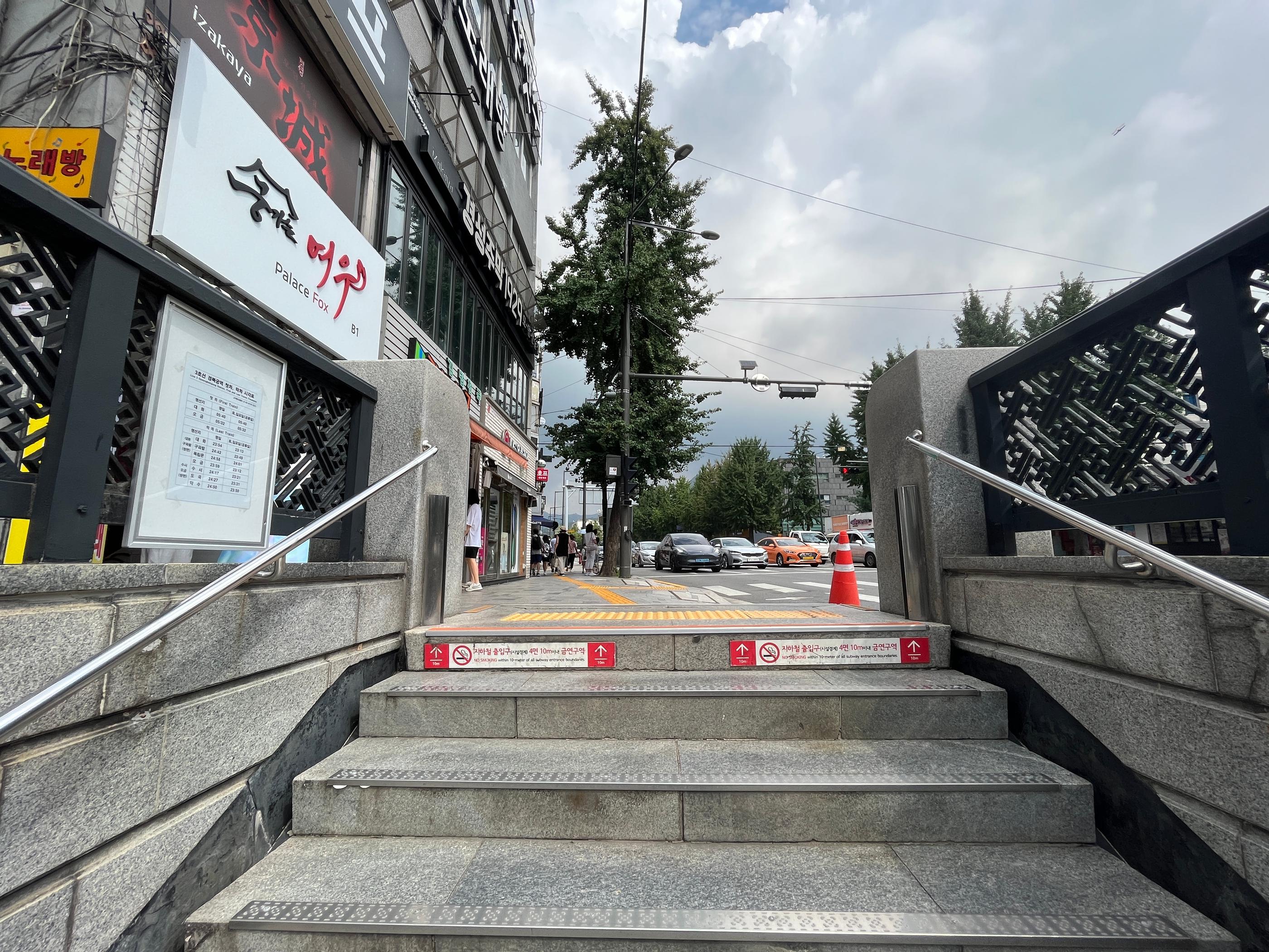 A tree-lined pathway in Gyeongbokgung Palace, an ideal setting for photos while wearing a hanbok in the lush surroundings of the palace.