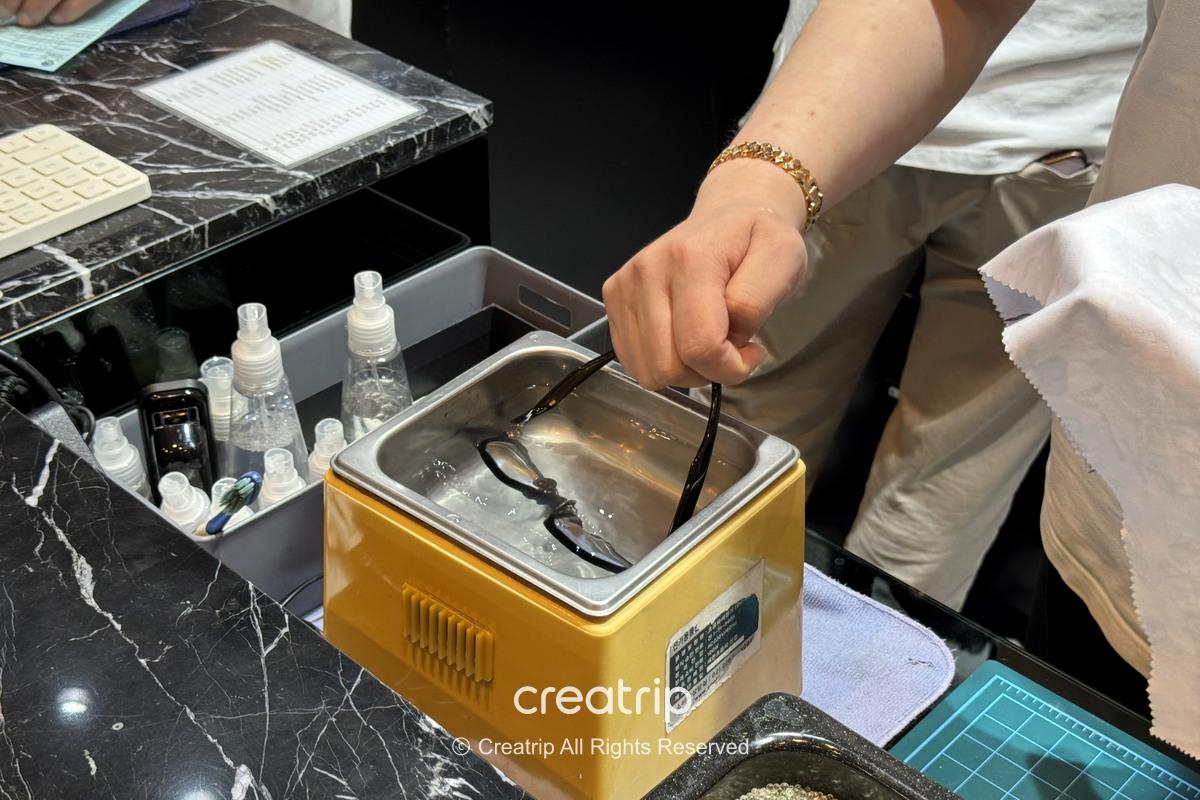 在EYEGENTRY OPTICAL 西面店加工鏡片的樣子