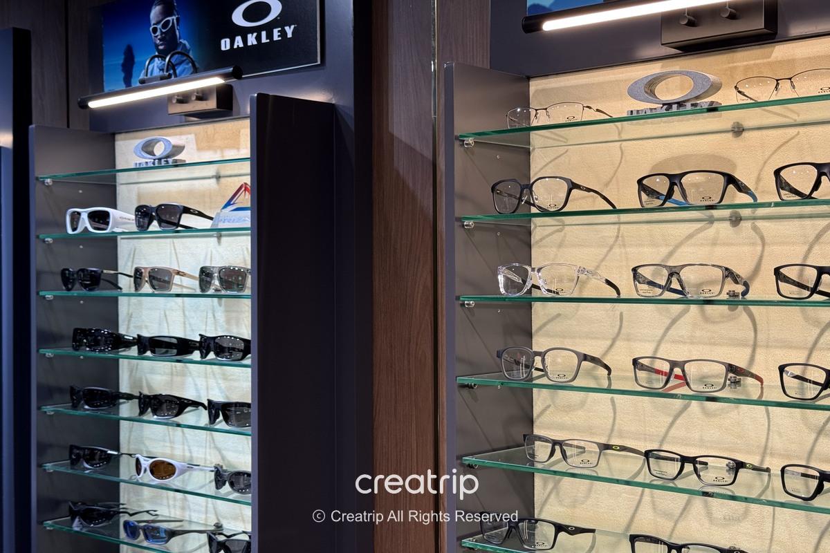EYEGENTRY OPTICAL 西面店的各品牌眼鏡展示區
