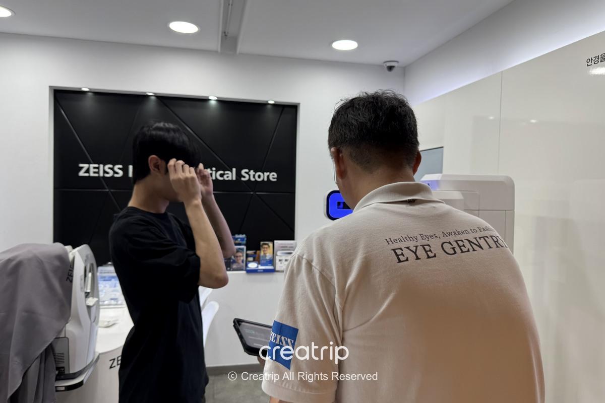 陳列臺上擺放著風格鮮明設計的鏡框