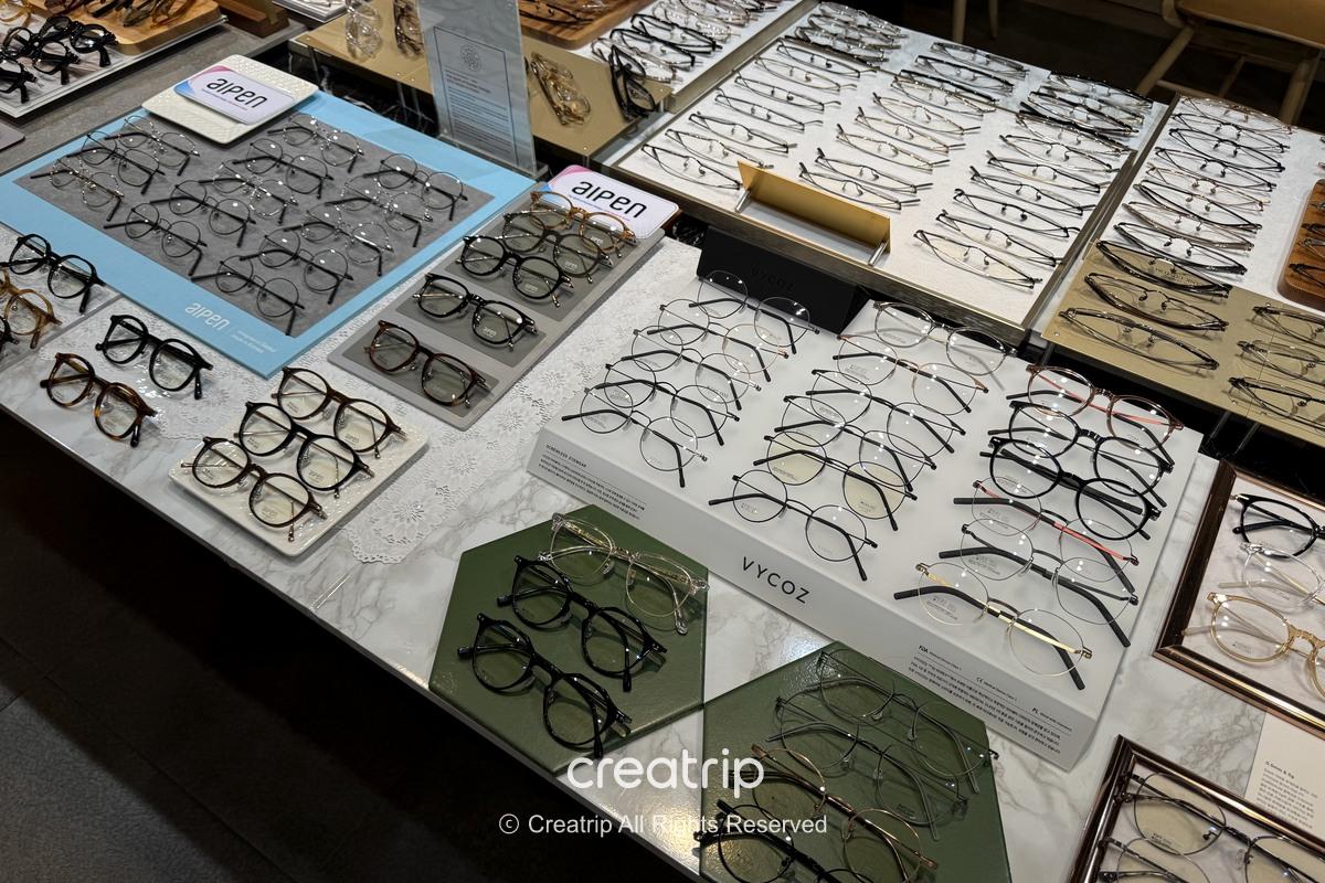 整齊擺放多種風格鏡框的展示桌