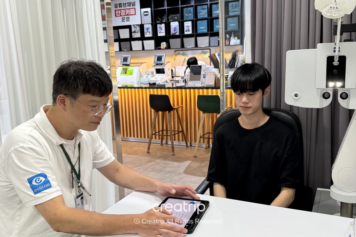 店員使用平板進行眼鏡諮詢的樣子