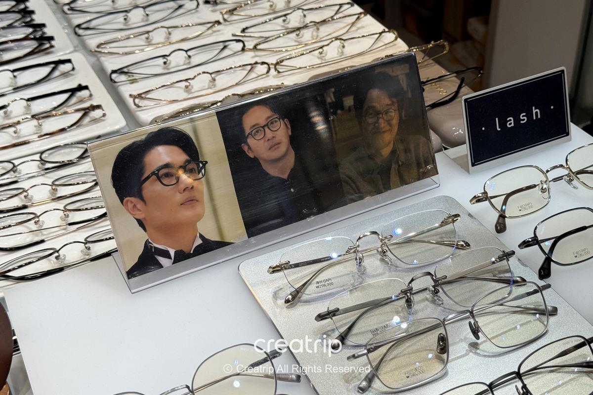 可比較多種鏡框設計的眼鏡展示架
