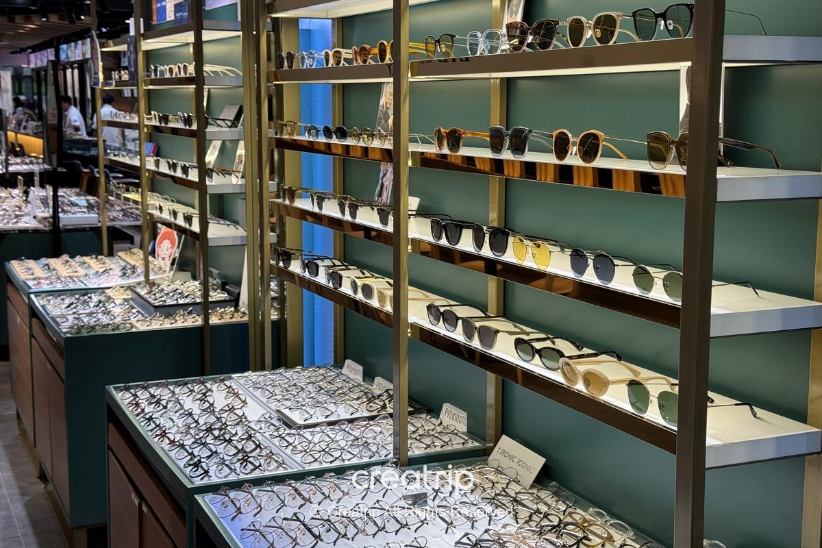 一路延伸的EYEGENTRY OPTICAL 西面店店內全景