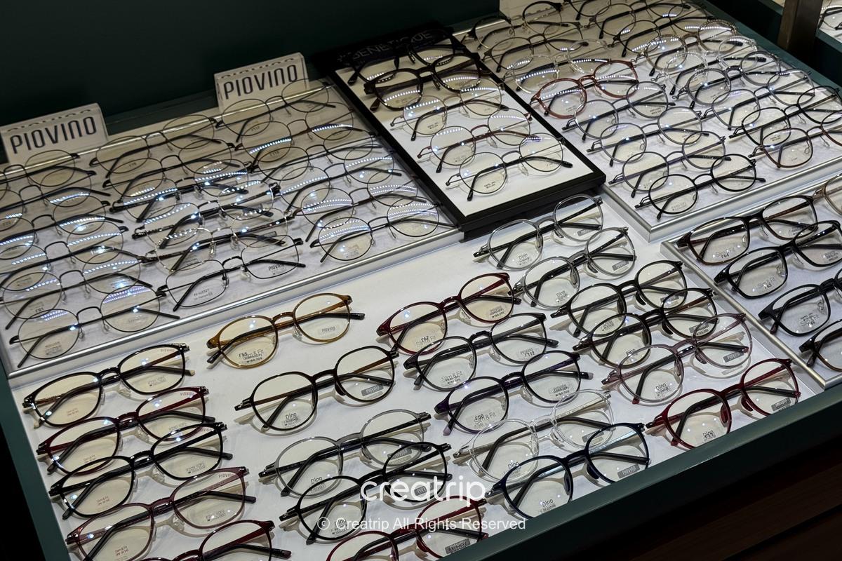 陳列多款鏡框的EYEGENTRY OPTICAL 西面店店內
